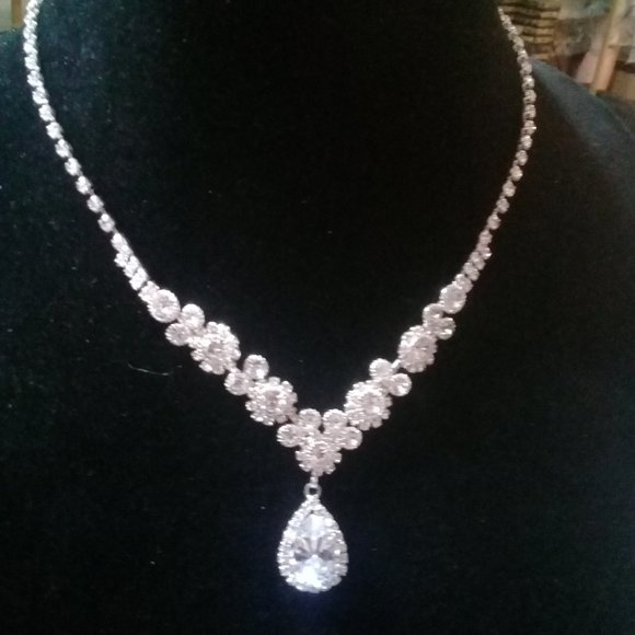 CZ crystal floral teardrop necklace - Picture 2 of 6